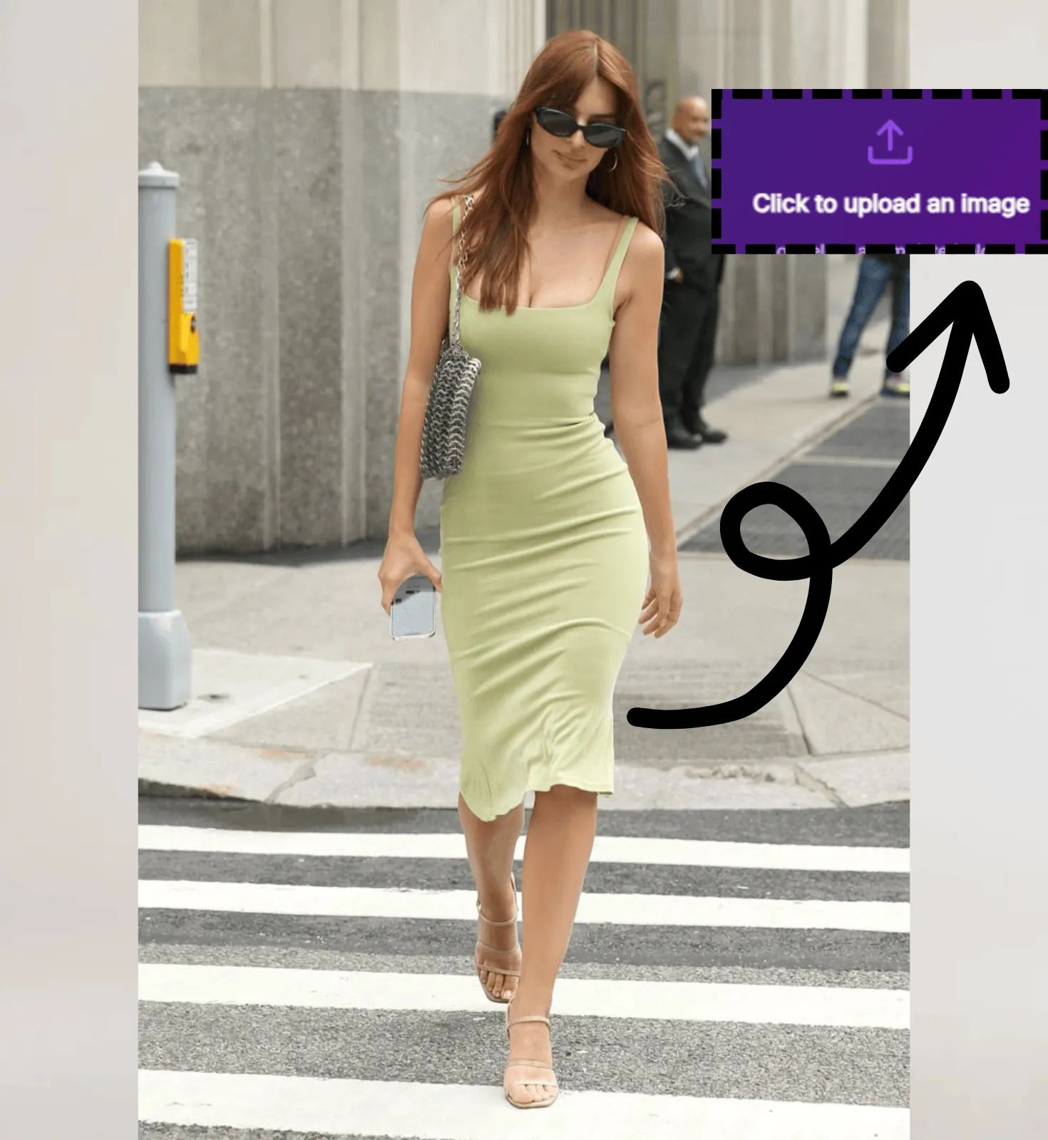 Joven modelo caminando por Nueva York, con un vestido de punto verde salvia.