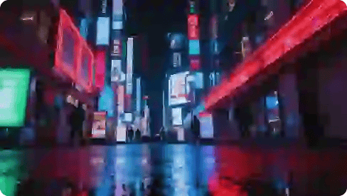 En levende neonoplyst gadescene om natten med lysende skilte og refleksioner på den våde fortov, hvilket skaber en futuristisk atmosfære.