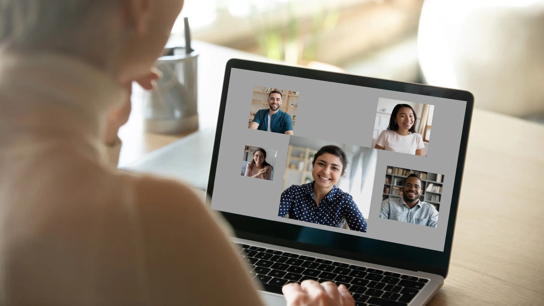 Et skjermbilde av flere ansikter i en video, der AI-videoansiktsbytte kan erstatte ansiktene deres.