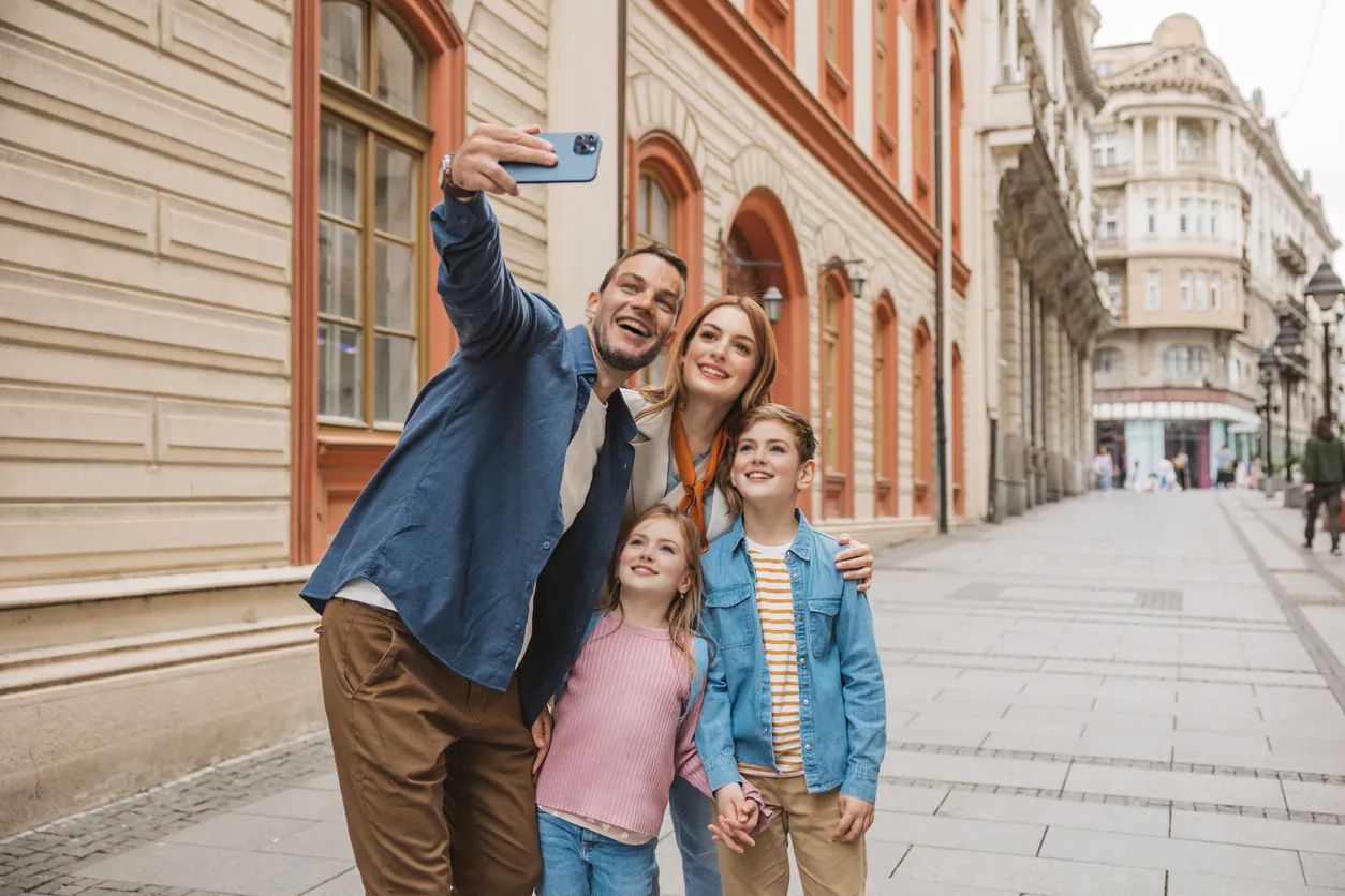 Ceci est une capture d'écran de la famille voyageant dans les rues d'Europe après la vidéo d'échange de visages multiples. Les visages des quatre personnes ont été échangés avec succès. Le visage du père a été échangé avec celui de Brad Pitt, celui de la mère avec celui d'Anne Hathaway, et celui du plus jeune fils et de sa fille avec celui d'autres enfants.