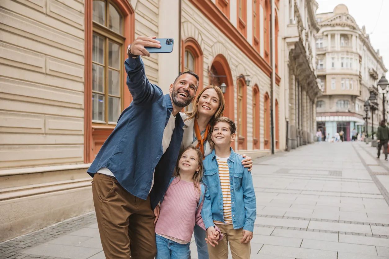 Il s'agit d'une capture d'écran d'un vlog d'une famille voyageant dans les rues d'Europe, comme exemple avant la vidéo d'échange de visages multiples. Il y a quatre visages dans la vidéo : le père, la mère, le plus jeune fils et la plus jeune fille.