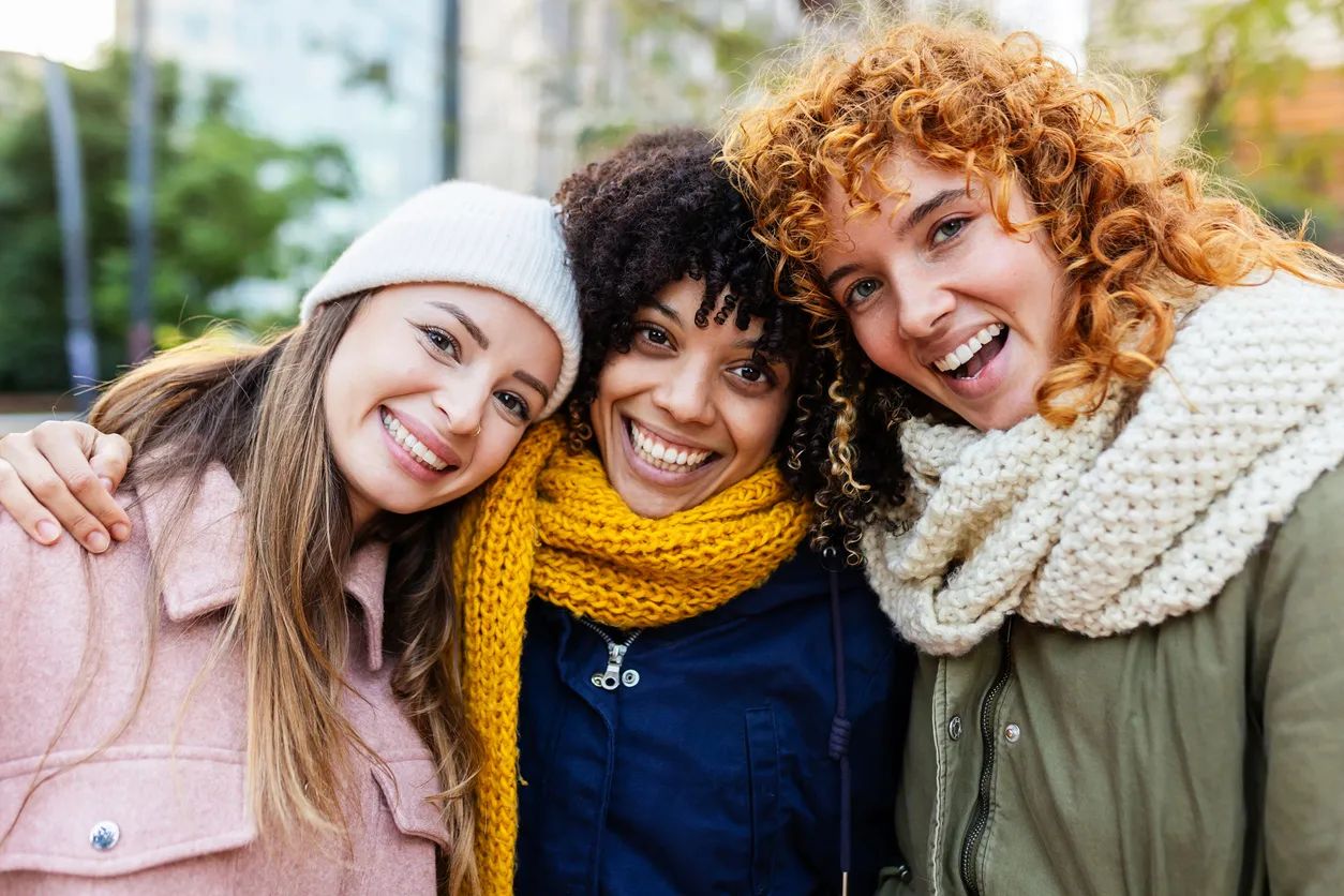 Il s'agit d'une capture d'écran vidéo de trois meilleurs amis, utilisée pour démontrer l'effet d'une vidéo d'échange de visages multiples. Dans la vidéo, la fille de gauche a les cheveux blonds, la fille du milieu a les cheveux bouclés et est noire, et la fille de droite a les cheveux blond cendré.