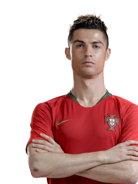 Retrato de Cristiano Ronaldo com cabelo curto e escuro penteado, vestindo a camisa vermelha da seleção portuguesa. Seus braços cruzados sobre o peito, contra um fundo branco e liso com uma expressão séria.