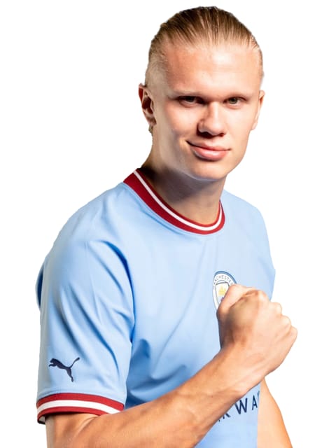 Retrato de Erling Haaland com cabelo loiro penteado para trás, vestindo a camisa azul clara do Manchester City com gola vermelha e branca. Ele tem o punho levantado e um leve sorriso, contra um fundo branco e liso.