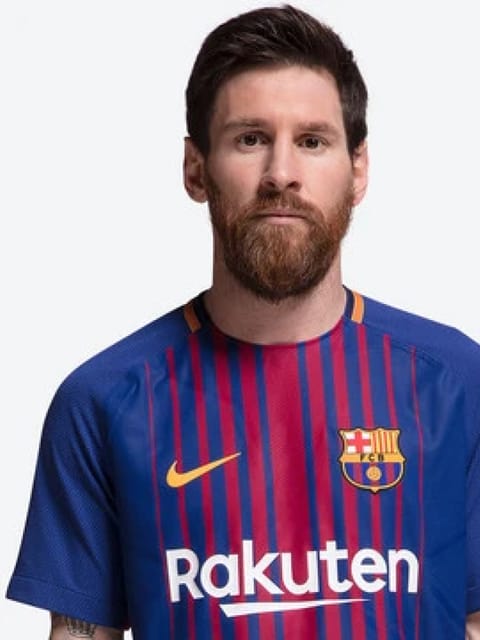 Retrato de Lionel Messi vestindo a camisa listrada rosa e preta do Inter Miami. Ele tem cabelo curto e escuro com expressão calma, contra um fundo cinza neutro.