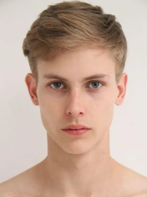 Retrato de um homem loiro sem camisa. Modelo para troca de rosto de imagem.