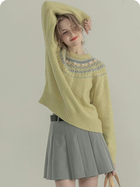 Una mujer con un suéter de punto amarillo claro y una falda plisada gris, posando con un bolso verde, modelo para el intercambio de ropa de AI.