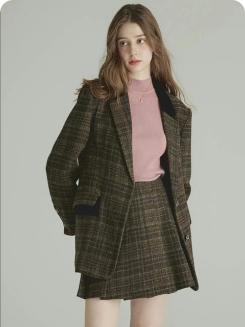 Una mujer con una chaqueta a cuadros y una falda con un top rosa, combinado con zapatos marrones y calcetines blancos, modelo para el intercambio de ropa de AI.