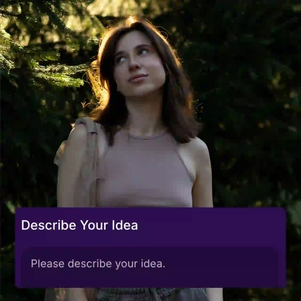 Фотография женщины в розовой майке и серых брюках, стоящей в темном лесу, и солнечный свет мягко освещает ее волосы. На изображении появится рамка «Опишите свою идею», указывающая, что оно используется в качестве образца материала для генератора рождественских видео с использованием искусственного интеллекта.