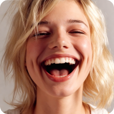 Chica con expresión de risa a carcajadas, utilizada como plantilla para el intercambio de expresiones faciales.