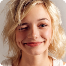 Chica con expresión orgullosa, utilizada como plantilla para el intercambio de expresiones faciales.