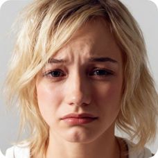 Chica con expresión triste, utilizada como plantilla para el intercambio de expresiones faciales.