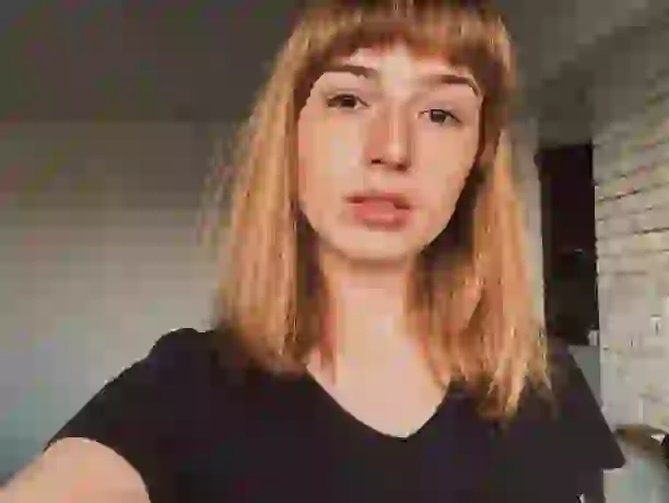 Blondynka robiąca sobie selfie, na którym widać piegi.