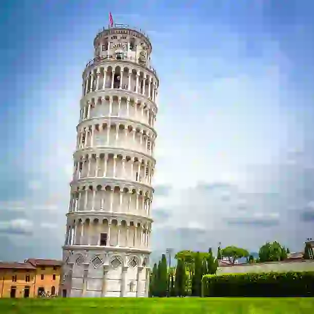 Zdjęcie wieży w Pizie w słoneczny dzień.