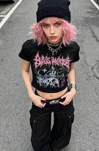 Jeune femme aux cheveux roses en tenue de style urbain transformée avec un filtre d'image AI