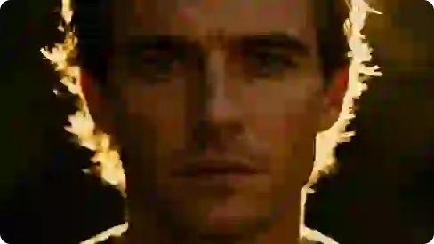 극적인 조명을 사용하여 클로즈업한 남성 얼굴의 이미지를 강화했습니다.