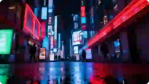 밤에 네온 불빛으로 밝게 빛나는 거리 풍경과 젖은 보도에 반사되는 빛나는 간판을 더욱 강화하여 미래지향적인 분위기를 연출합니다.