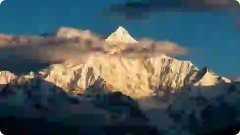 눈 덮인 산맥의 멋진 전망을 더욱 향상된 이미지로 보여줍니다.