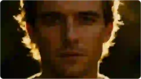 극적인 조명을 사용한 남자의 얼굴 클로즈업.