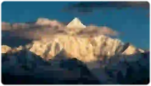 눈 덮인 산맥의 아름다운 전망