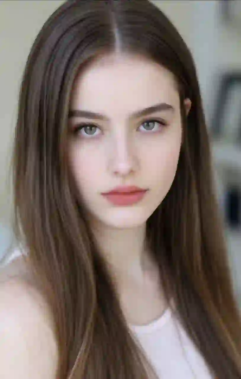 Portrait d'une femme aux cheveux bruns raides en débardeur blanc, posant dans une scène d'intérieur. Modèle pour l'échange de visage d'image.