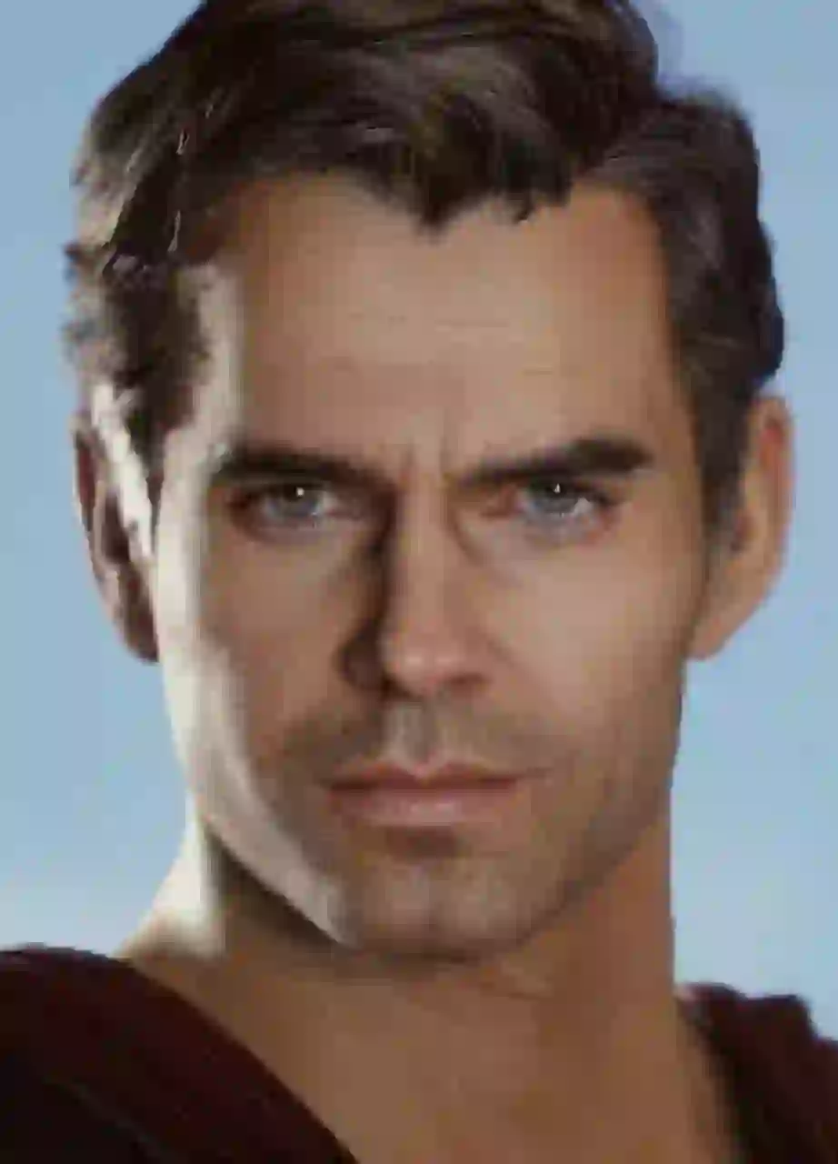 Närbild av Henry Cavill med vågigt sidosvept hår och målmedvetet uttryck. Mall för bildbyte av ansikte.