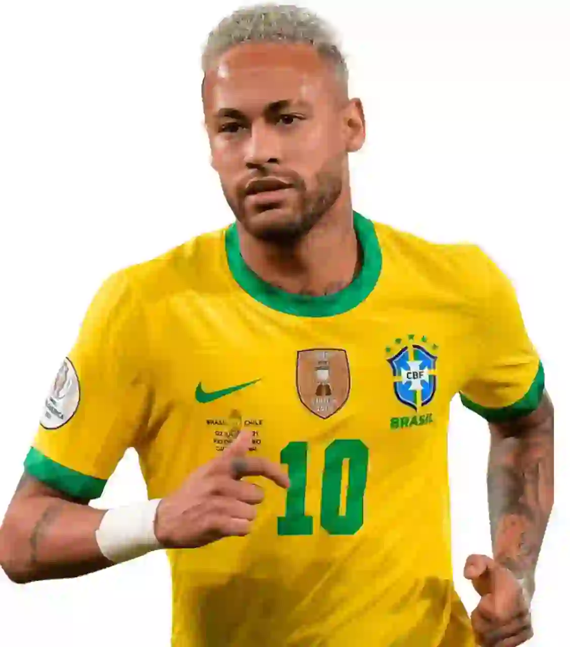 Porträtt av Neymar Jr. med blekt blont hår och ansiktsstubb, iklädd Brasiliens gula hemmatröja. Han är i en löpställning, mot en vanlig vit bakgrund.