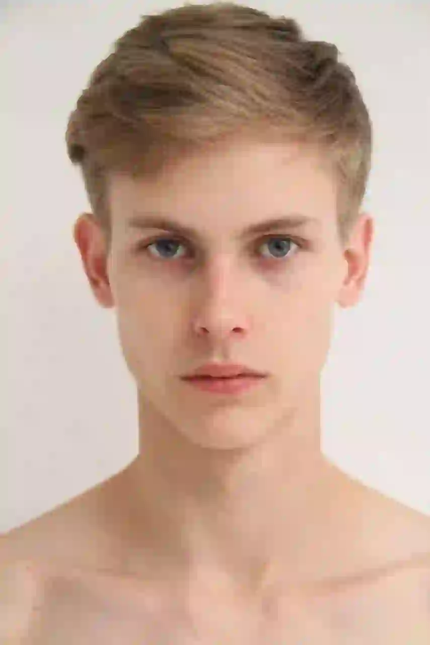 Portrait d'un homme blond torse nu. Modèle pour l'échange de visage d'image.