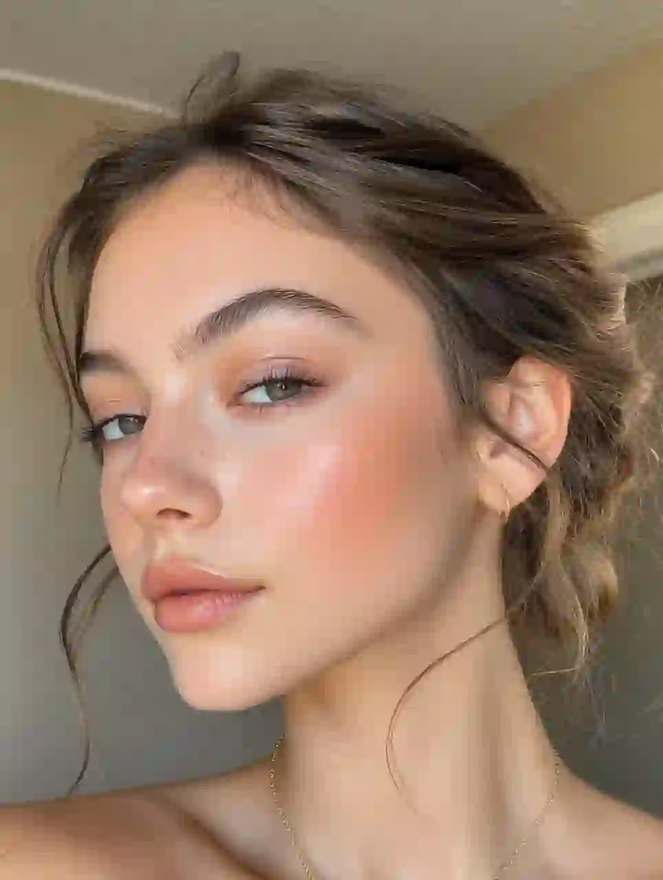 Selfie d'une femme avec une annulation désordonnée posant dans une scène intérieure. Un modèle pour l'échange de visage d'image.