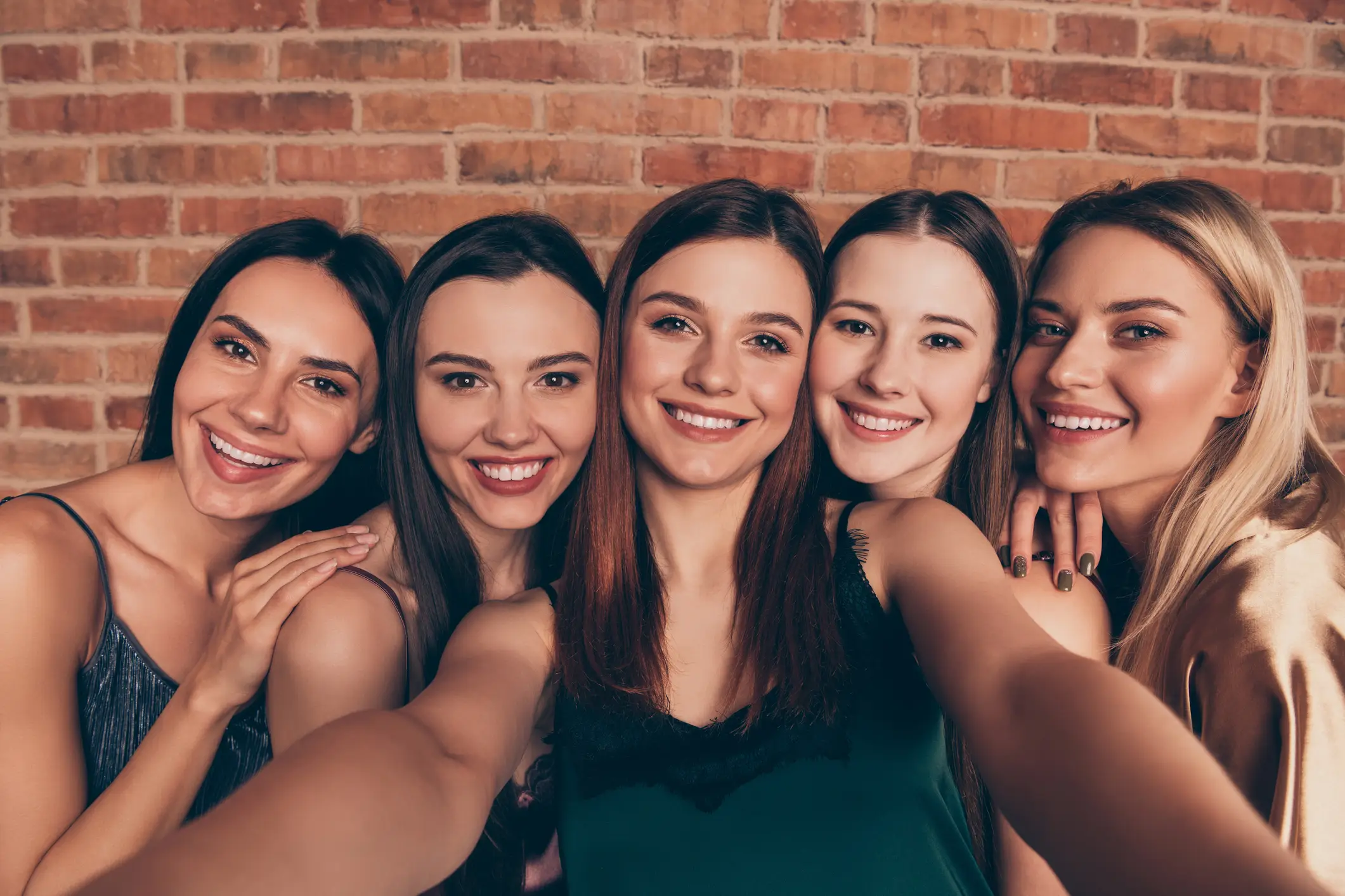 Bir grup fotoğrafta, birlikte duran ve gülümseyen bir grup kadın arkadaş, birden fazla yüz takası için kullanılabilecek.