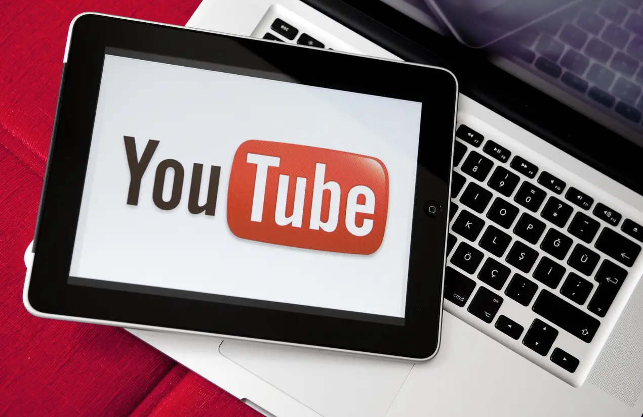 Le logo YouTube sur une tablette, exprimant abstraitement en utilisant Swapface pour l'échange de visage AI.