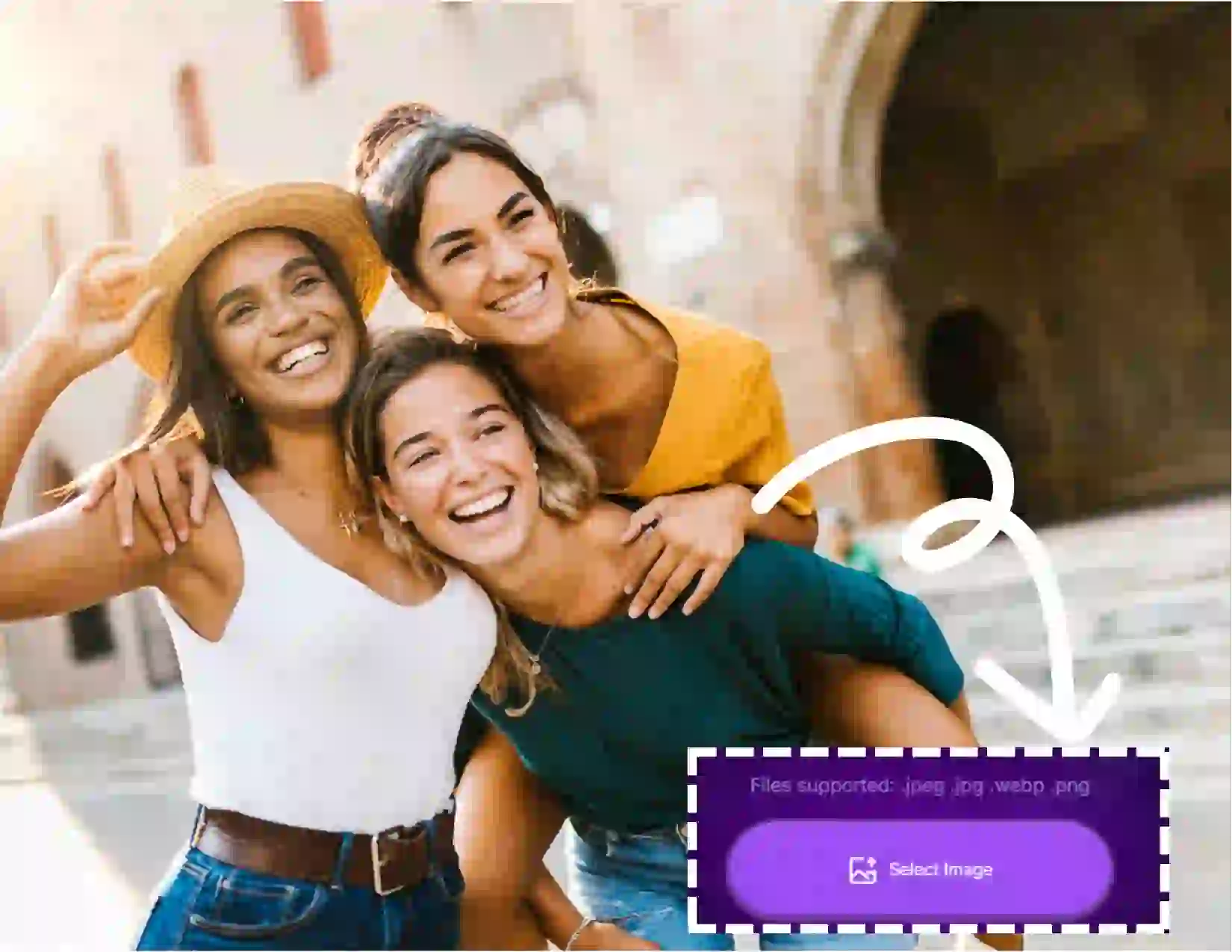 Il s'agit de plusieurs échanges de visage étape 1. Vous pouvez télécharger une photo de groupe ou une photo avec deux personnes ou plus. Ceci est une photo de trois filles qui s'embrassent avec de grands sourires sur leurs visages.