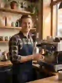 Hình ảnh do AI tạo ra về một nam nhân viên pha chế đang mỉm cười đang vận hành máy pha cà phê espresso trong một quán cà phê ấm cúng. Mẫu cho trình tạo ký tự South Park.