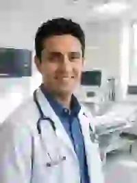 Hình ảnh do AI tạo ra về một nam bác sĩ Ả Rập mặc áo khoác trắng với ống nghe, đứng trong phòng khám bệnh viện hiện đại. Mẫu cho trình tạo ký tự South Park.