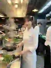 Hình ảnh do AI tạo ra về một nữ đầu bếp trẻ Hàn Quốc đang đánh trứng trong bát inox trong một căn bếp bận rộn. Mẫu cho trình tạo ký tự South Park.