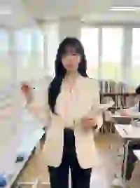 Hình ảnh do AI tạo ra về một giáo viên Hàn Quốc đang giảng dạy trong lớp, một tay cầm bút và một tay cầm cuốn sách. Mẫu cho trình tạo ký tự South Park.