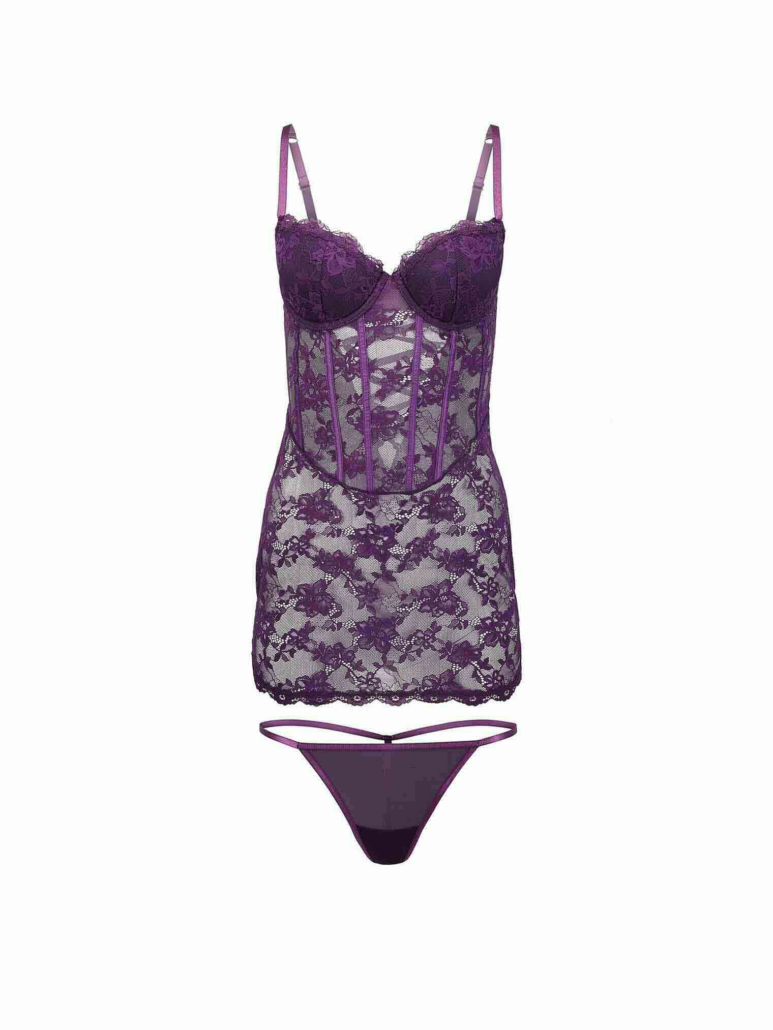 Los usuarios pueden usar fácilmente el cambiador de ropa AI para eliminar la ropa de la modelo y reemplazarla con esta sexy lencería de encaje púrpura.