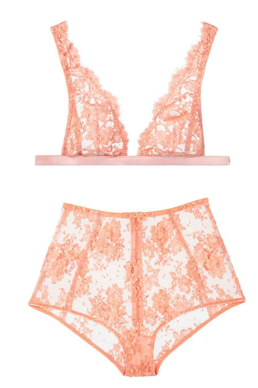 Seleccione la ropa que desea cambiar. Usando el cambiador de ropa AI, los intercambiará por este moderno conjunto de sujetadores y bragas de durazno.