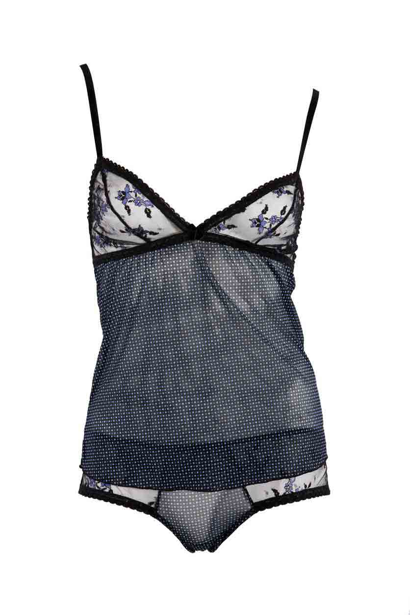Este es un juego de ropa de noche sexy negro, perfecto para mostrar cómo intercambiar ropa con el cambiador de ropa de IA.