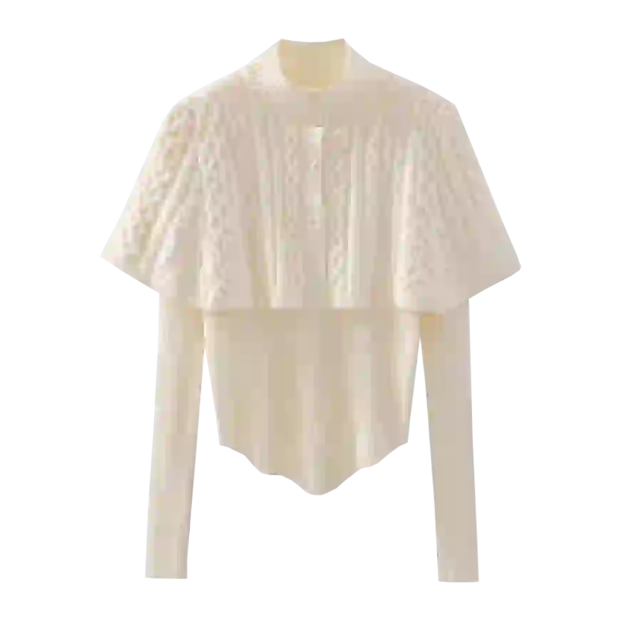 AI kıyafet değişimi için şablon olarak kullanılan, pelerinli, krem ​​rengi balıkçı yakalı örgü kazak.