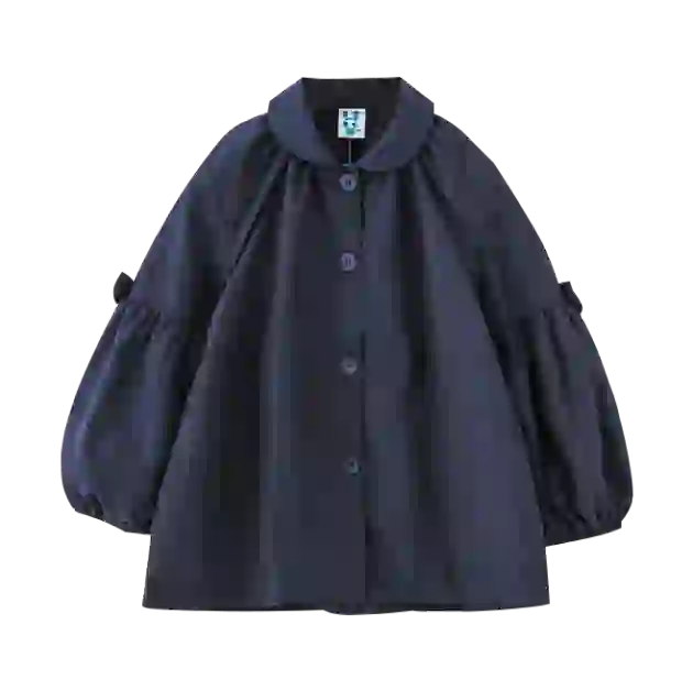 AI kıyafet değişimi için şablon olarak kullanılan koyu mavi kızların bol yünlü ceketi.