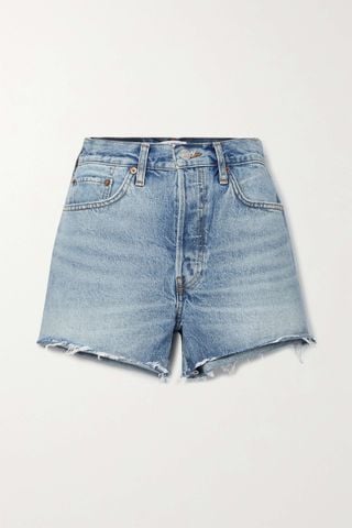 Pantalones cortos de mezclilla franceses azul claro, que muestra cómo el cambiador de ropa de IA cambia de ropa para un aspecto fresco.