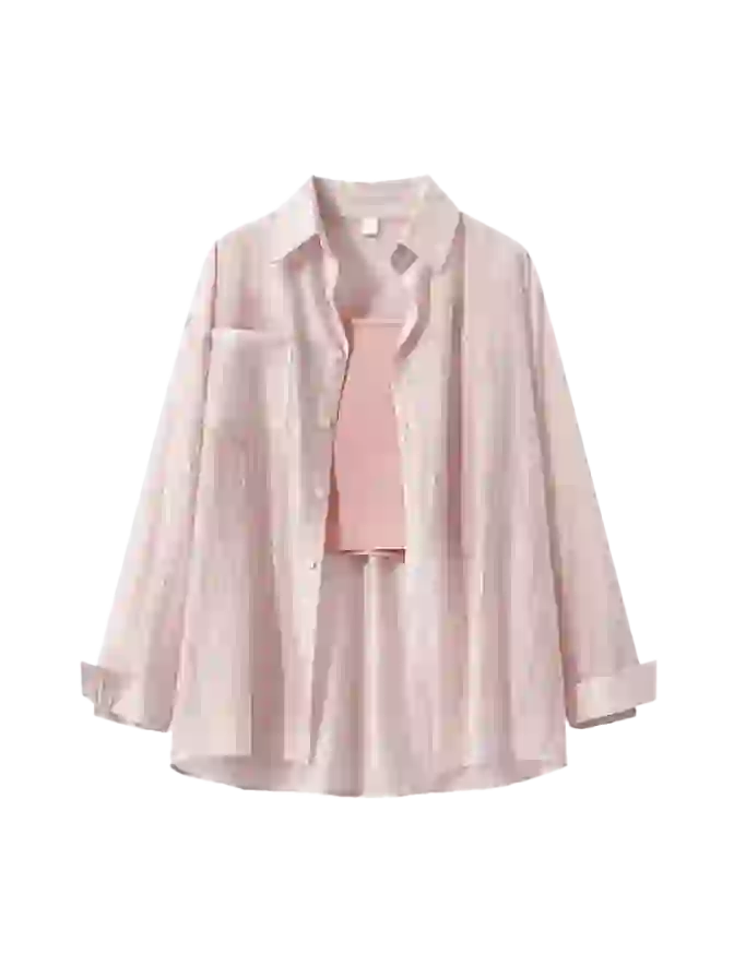 AI kıyafet değişimi için şablon olarak kullanılan, uyumlu pembe bir kolsuz üst ile katlanmış açık pembe büyük beden bir gömlek.