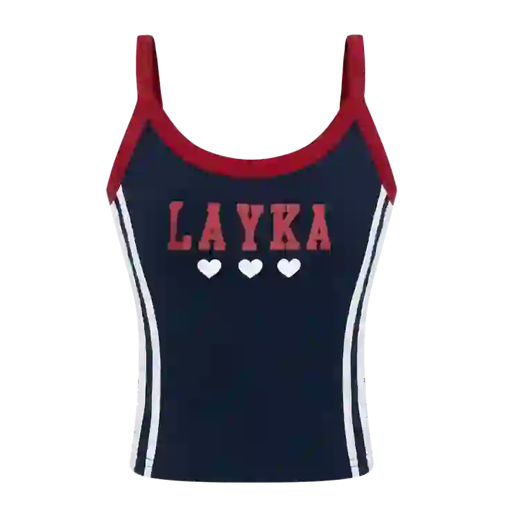 AI kıyafet değişimi için şablon olarak kullanılan, kırmızı şeritli, 'LAYKA' yazılı ve üç kalp desenli lacivert atletik kolsuz üst.