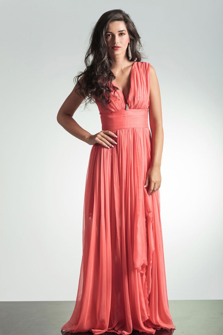 Una joven y elegante joven blanca está lista para un cambio de ropa. Los usuarios pueden hacer clic para cambiar su vestido largo rosa.