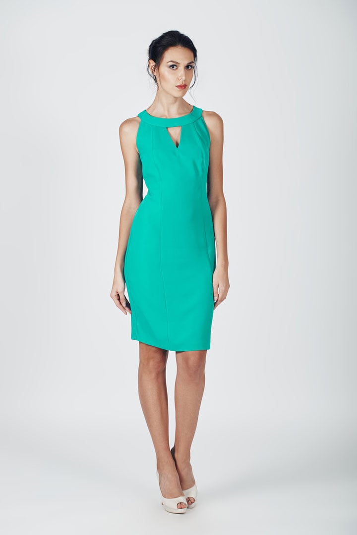 Una modelo femenina está vestida con un vestido azul del lago, listo para un intercambio de ropa. Haga clic para cambiar su atuendo con el cambiador de ropa AI.