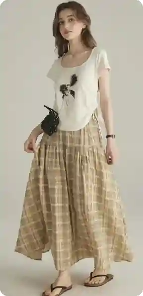 En kvinde i en hvid T-shirt med grafik og en lang ternet nederdel, bærende en sort taske, i sandaler, model for AI-tøjbytte.