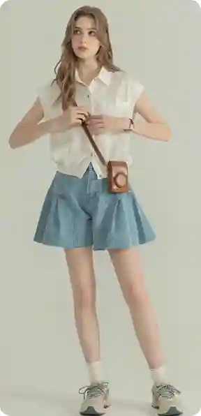 En kvinde i en hvid kortærmet skjorte og blå denimnederdel med en brun kamerataske i fritidssko, model til AI-tøjbytte.