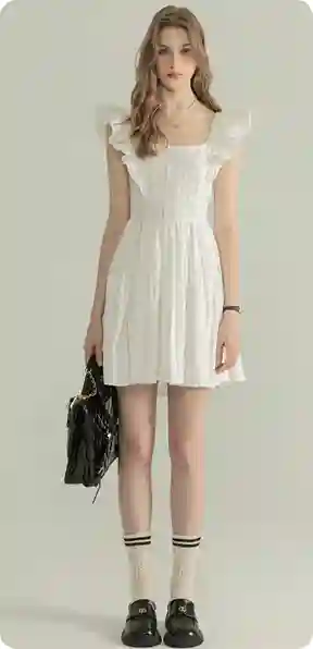 En kvinde i en hvid ærmeløs kjole, holder en sort håndtaske, med sorte sko og mønstrede sokker, model for AI-tøjbytte.