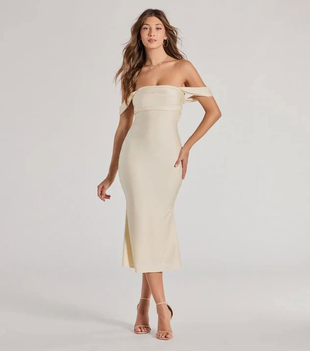 Esta joven es modelo para el Swapper de ropa de IA. Ella tiene el cabello rubio ondulado y está vestido con un vestido largo blanco y equipado, listo para un cambio de ropa.